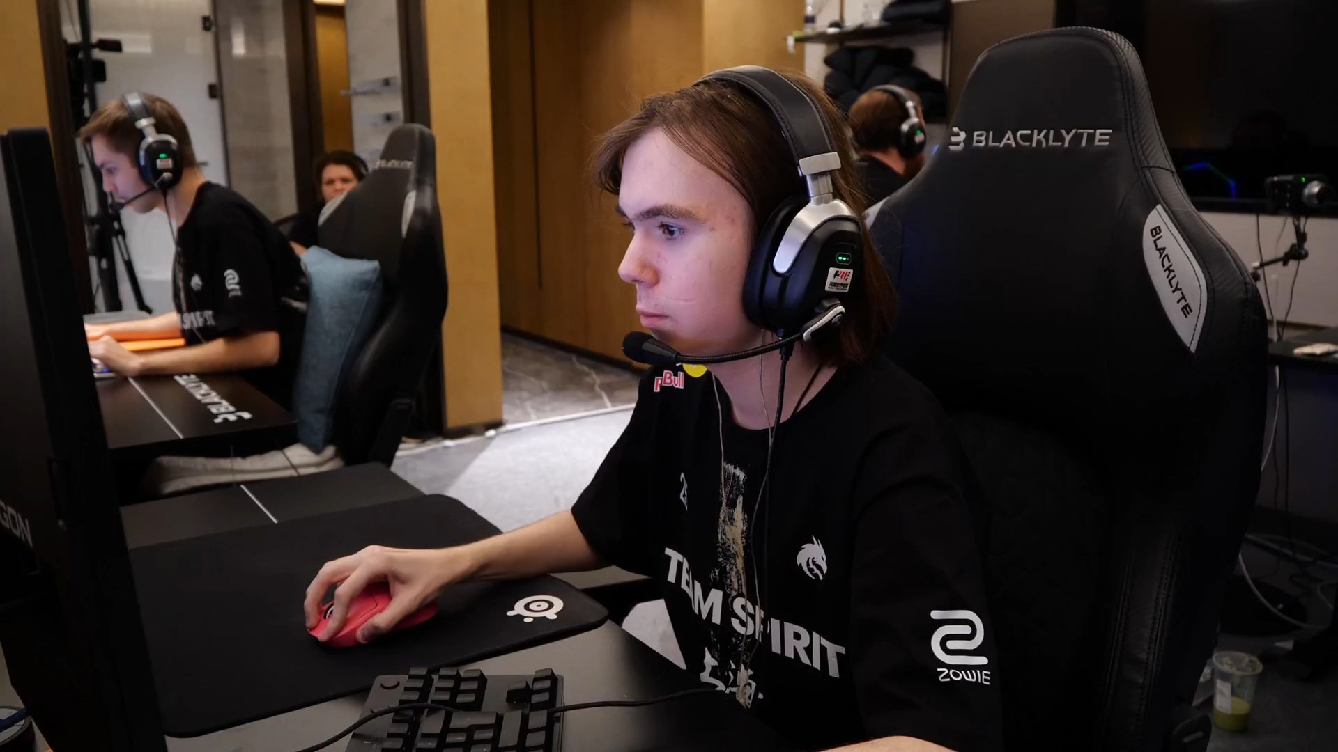 育有两儿两 育有两儿两